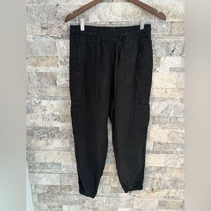 American Eagle Outfitters Black Cargo Pants with multiple pockets. Size S